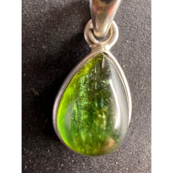 NEW Green tourmaline teardrop sterling silver pendant 1.74 grams - Picture 2 of 13
